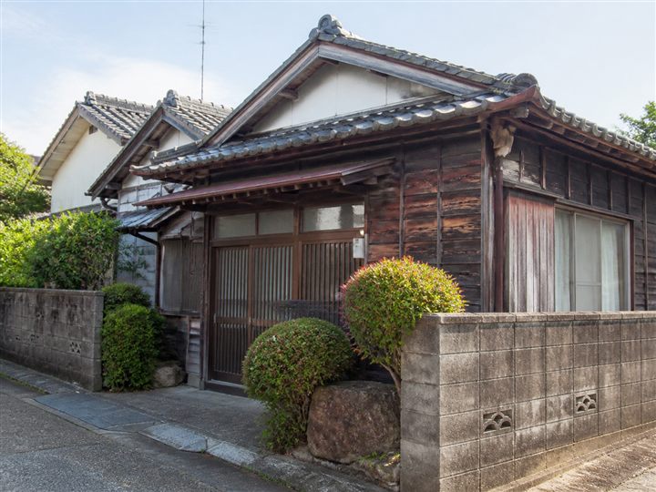 瓦屋根と木の外壁がある築年数の経った古家の外観イメージ