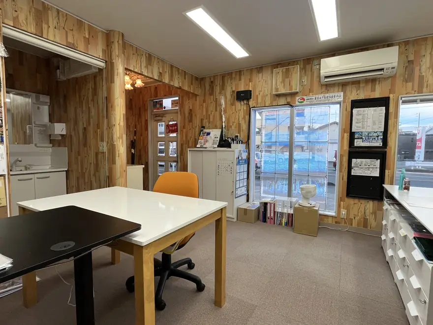 富士ヶ丘サービスの事務所内。木目の壁と打ち合わせテーブル
